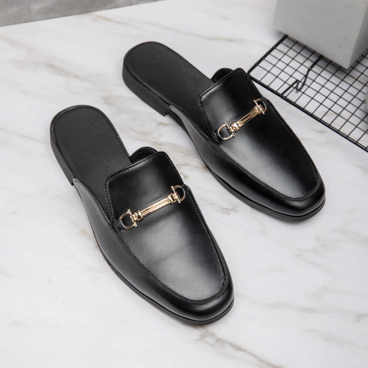 カジュアルミュールメンズレザーローファー金属装飾ソリッドカラ - Flip Flop Leather Men のレビューと価格