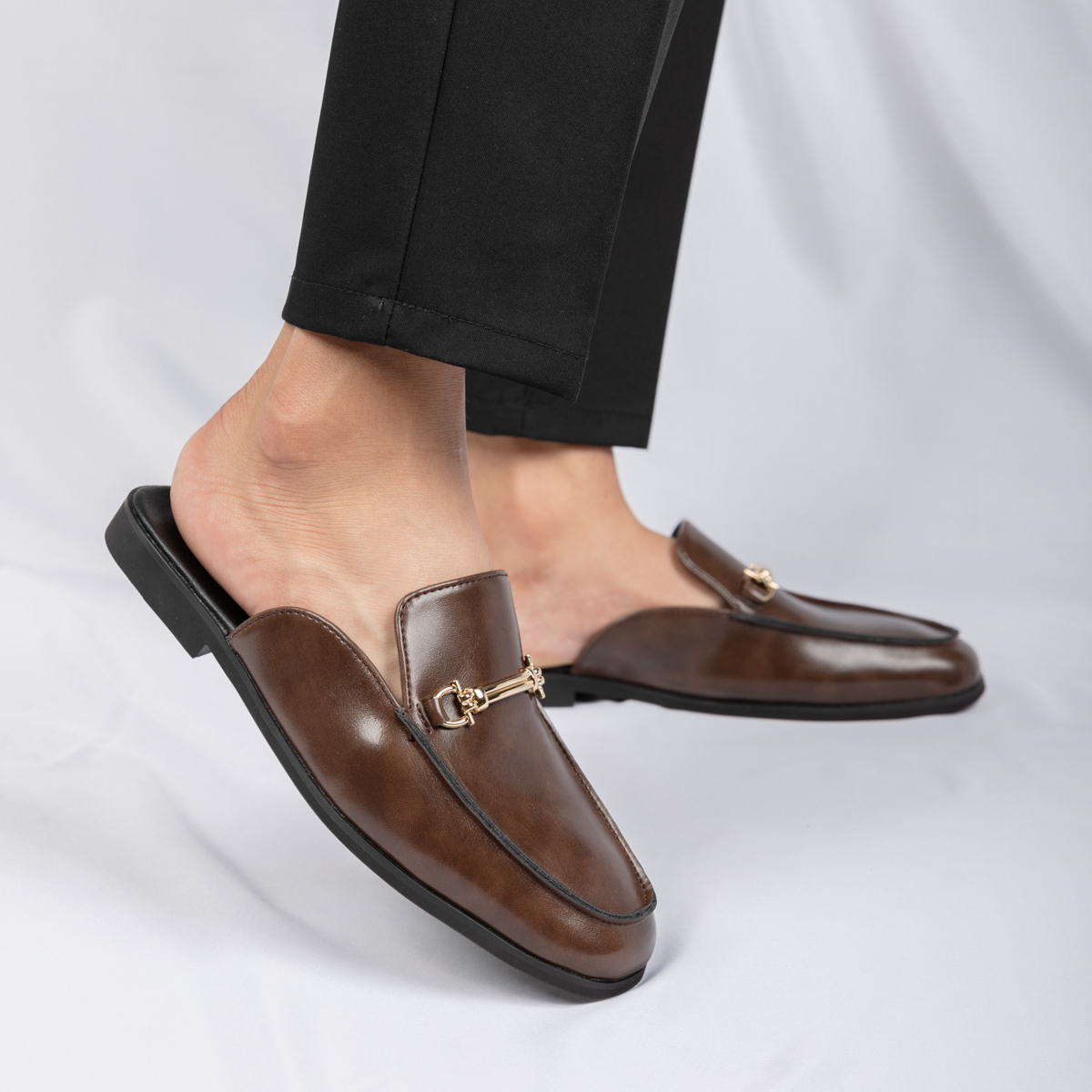 カジュアルミュールメンズレザーローファー金属装飾ソリッドカラ - Flip Flop Leather Men のレビューと価格